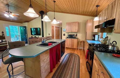 Crumpler Cabin | Simply Serene: Cozy Cabin, WIFI, AC, HotTub, Firepit, Covered Deck, Dog Friendly