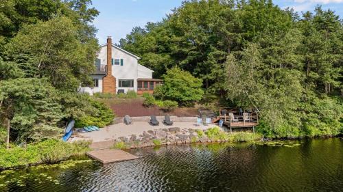 Long Pond House | Simply Shores by AvantStay Private Beach Dock Lake Overlook