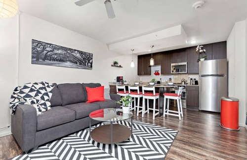 Prairie Village Apartment | ★❂Sinatra's Escape❂King Bed❂Fast Wifi❂★