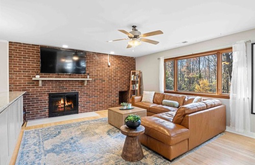 Vienna House | Single Fam | Private | Spacious | Entertainment
