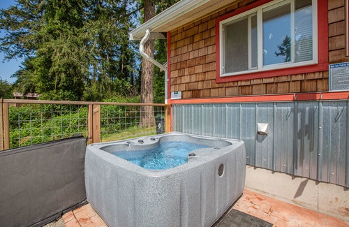 Freeland House | Single-floor home with private hot tub, woodstove & enclosed yard - near golf
