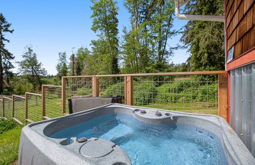 Freeland House | Single-floor home with private hot tub, woodstove & enclosed yard - near golf