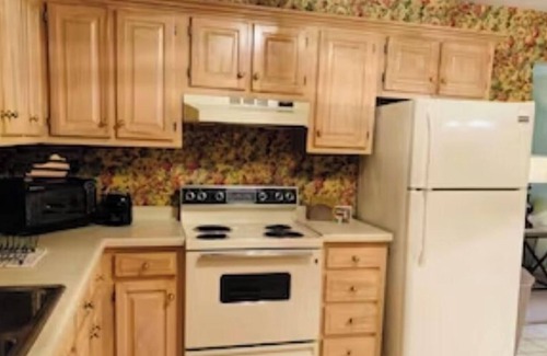 London Apartment | Single level apartment with garage within walking distance to downtown London.