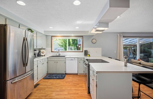 Milwaukie House | Single Level Home w/Fully Fenced Backyard and BBQ