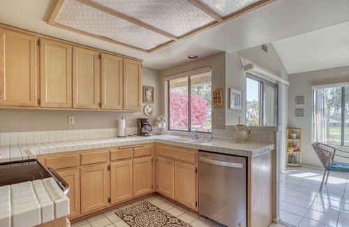 Palm Desert Condo | Single-level Palm Desert Resort gem, with BBQ, access to pool, spa, golf, tennis