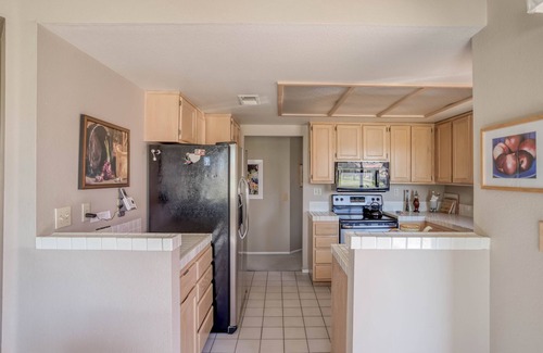 Palm Desert Condo | Single-level Palm Desert Resort gem, with BBQ, access to pool, spa, golf, tennis