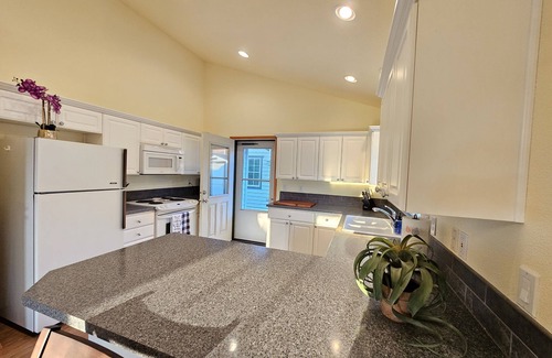 Rockaway Beach House | Single-Level Retreat-BBQ & King Bed! Tesla Charger & WIFI! Pet-Friendly!