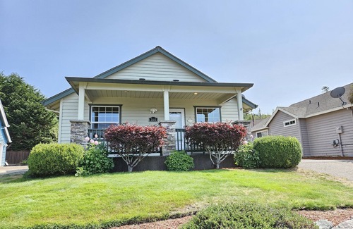 Rockaway Beach House | Single-Level Retreat-BBQ & King Bed! Tesla Charger & WIFI! Pet-Friendly!
