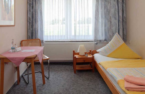 Sangerhausen Cottage | Single Room 2 - Pension and Restaurant Rüssel-Pub