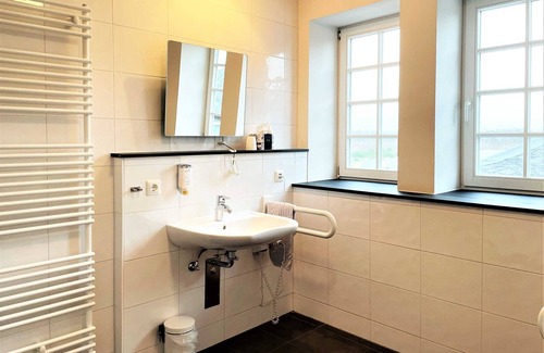 Lauta House | Single room barrier-free 214 - IBS meeting center