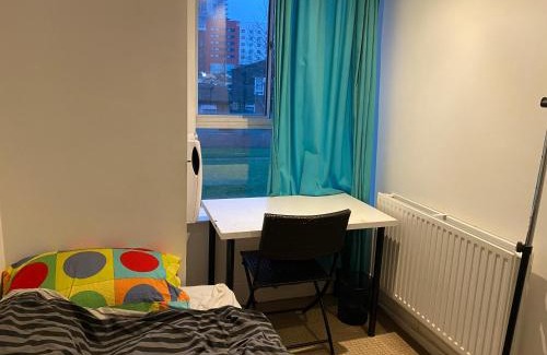 Docklands House | Single room near Elizabeth line