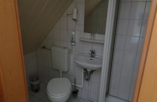 Emden Bed & Breakfast | Single room, shower, toilet - Bastan - house Katharina