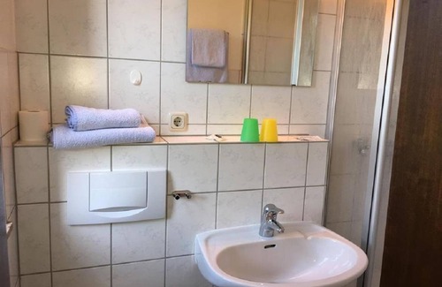 Schweich House | Single Room Shower/WC - Hotel Leinenhof