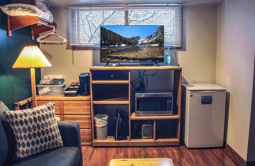 Estes Park Apartment | Single room suite, king bed, jetted tub close to Estes Park