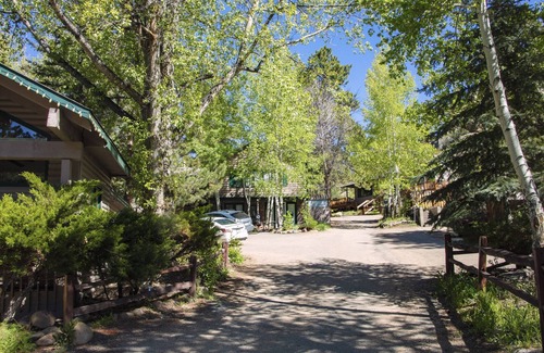 Estes Park Apartment | Single room suite, king bed, jetted tub close to Estes Park