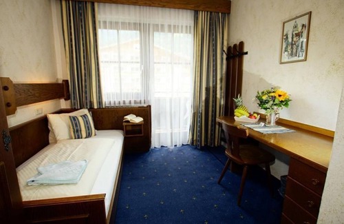 Kaprun Bed & Breakfast | Single room with shower, toilet, balcony - Heidi, pension