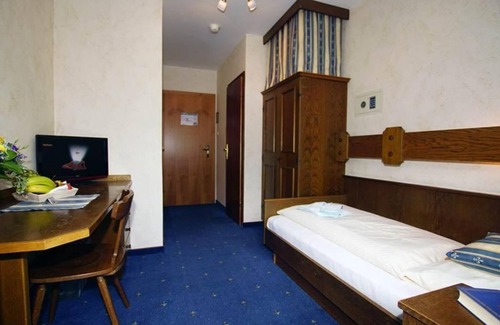 Kaprun Bed & Breakfast | Single room with shower, toilet, balcony - Heidi, pension