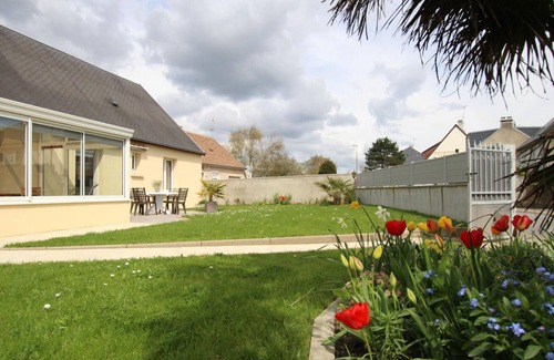 Saint-Pair-sur-Mer Cottage | Single-story house with veranda, wifi, parking and garden near beach