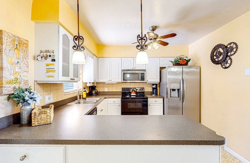 South Pinellas Community Council House | Single-story home near beach with heated private pool, enclosed yard-Dogs ok