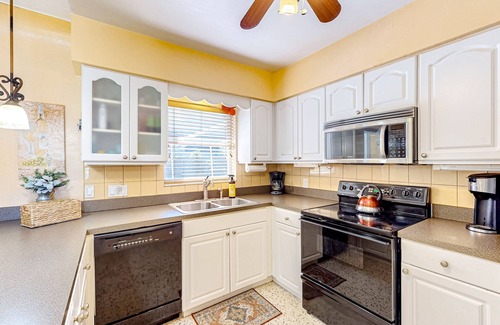 South Pinellas Community Council House | Single-story home near beach with heated private pool, enclosed yard-Dogs ok