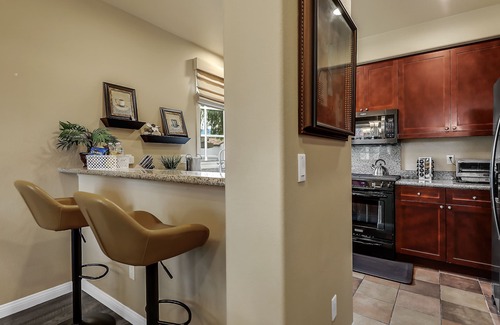 La Quinta Condo | Single story Luxurious 1 BR 1 BA Kitchen Living Resort Pools Gym