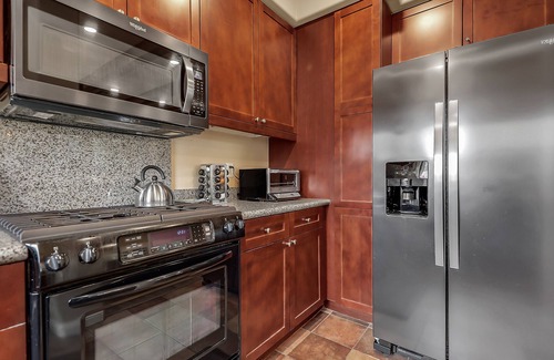 La Quinta Condo | Single story Luxurious 1 BR 1 BA Kitchen Living Resort Pools Gym