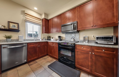 La Quinta Condo | Single story Luxurious 1 BR 1 BA Kitchen Living Resort Pools Gym