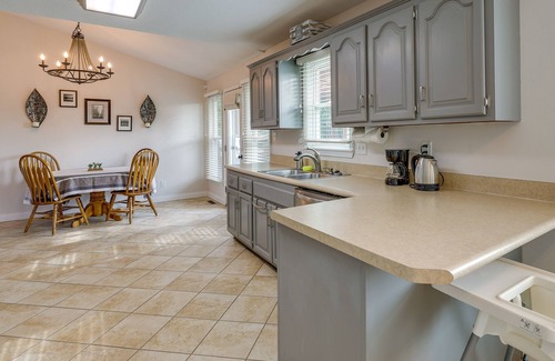 Webb City House | Single-Story Webb City Home w/Deck & Gas Grill!