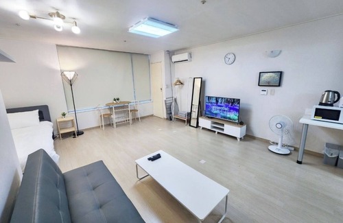 Jamwon-dong Apartment | Sinsa Station 2-Min Walk/Central Gangnam Hideaway