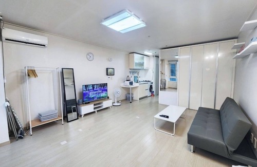 Jamwon-dong Apartment | Sinsa Station 2-Min Walk/Central Gangnam Hideaway