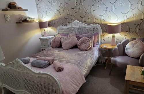 Swindon House | Siobhan's abode 2 Deluxe doubles n large single NO PETS