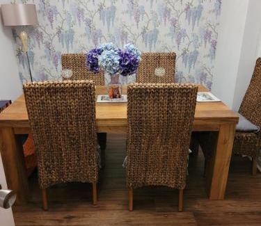 Swindon House | Siobhan's abode 2 Deluxe doubles n large single NO PETS