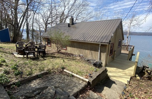 Valois Cottage | Sip, Splash, and Relax at Caywood Cottage - a peaceful wine country retreat!