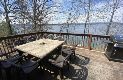 Valois Cottage | Sip, Splash, and Relax at Caywood Cottage - a peaceful wine country retreat!