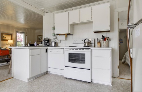Downtown Cannon Beach Cabin | Sisters - Beachcomber Vacation Homes