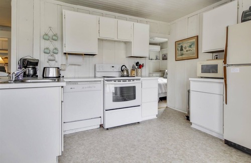 Downtown Cannon Beach Cabin | Sisters - Beachcomber Vacation Homes