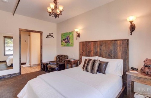 Sisters Hotel | Sisters Bunkhouse -Room #1 of 4