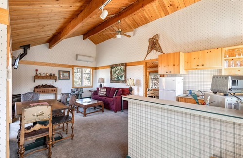Sisters Apartment | Sisters Chalet 1-bed retreat with WiFi, AC, and views near downtown Sisters.