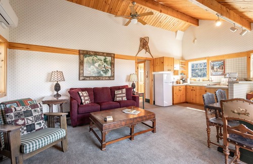 Sisters Apartment | Sisters Chalet 1-bed retreat with WiFi, AC, and views near downtown Sisters.