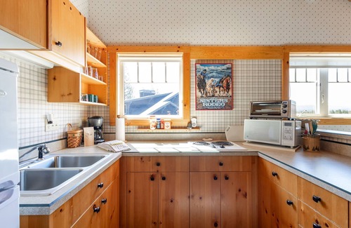 Sisters Apartment | Sisters Chalet 1-bed retreat with WiFi, AC, and views near downtown Sisters.