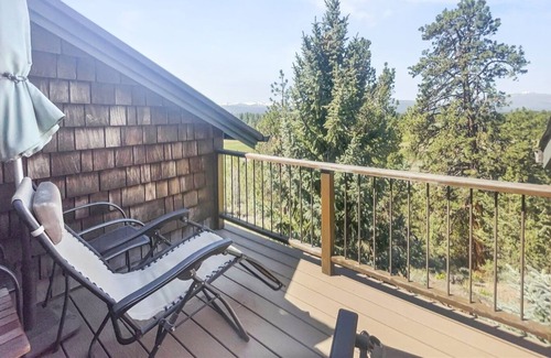 Sisters House | Sisters Chalet-Beautiful 1bdrm/1/bath moments from Hoodoo Ski Resort