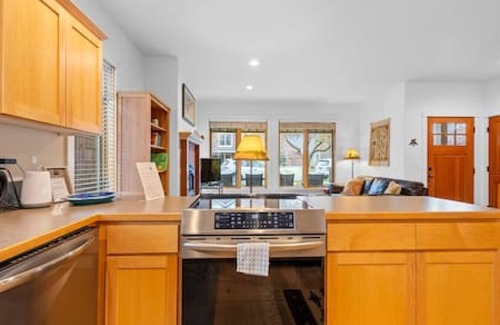Sisters Condo | Sisters Getaway: Blks from Trails, coffee- Pool, Hot tub, Tennis