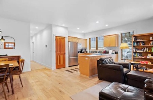 Sisters Condo | Sisters Getaway: Blks from Trails, coffee- Pool, Hot tub, Tennis