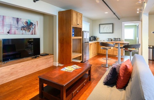 Sisters House | Sisters Home Lower - One bedroom/One bath - Sleeps upto 5