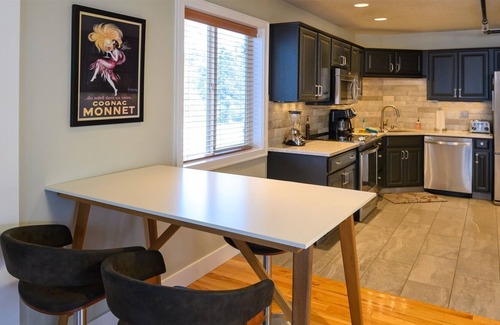 Sisters House | Sisters Home Upper - One bedroom/One bath - Sleeps up to 5