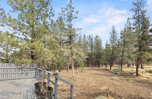 Sisters House | Sisters Sanctuary-Unique 3 bd 2 bath dog friendly home just outside of Sisters!
