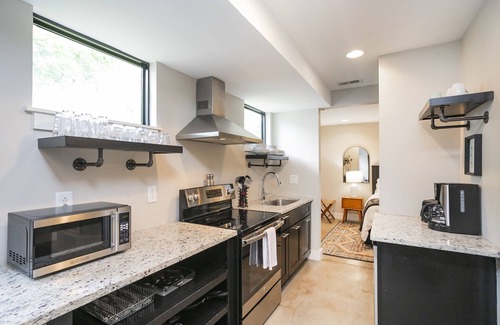 The Nations Condo | Sit Under the Stars on a Townhouse Roof Deck - 11 mins to Downtown!