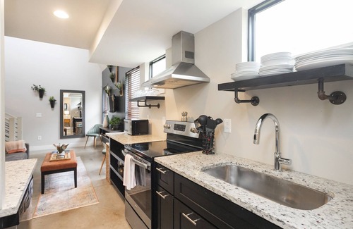 The Nations Condo | Sit Under the Stars on a Townhouse Roof Deck - 11 mins to Downtown!