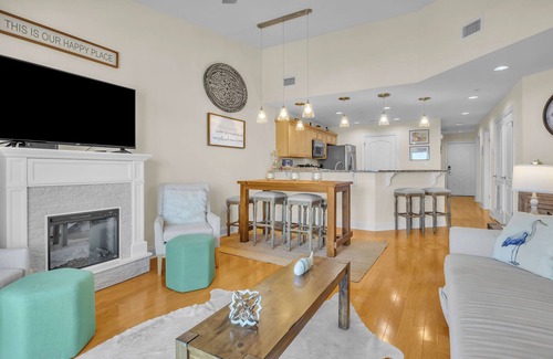 Yaupon Beach Condo | Sittin Pretty: Modern Ocean View Condo Close to Restaurants and Pier