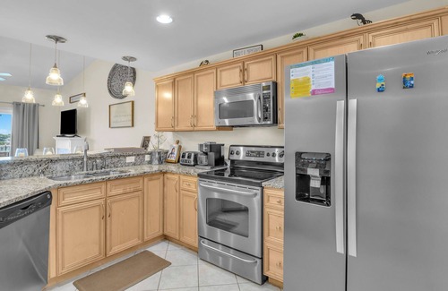 Yaupon Beach Condo | Sittin Pretty: Modern Ocean View Condo Close to Restaurants and Pier